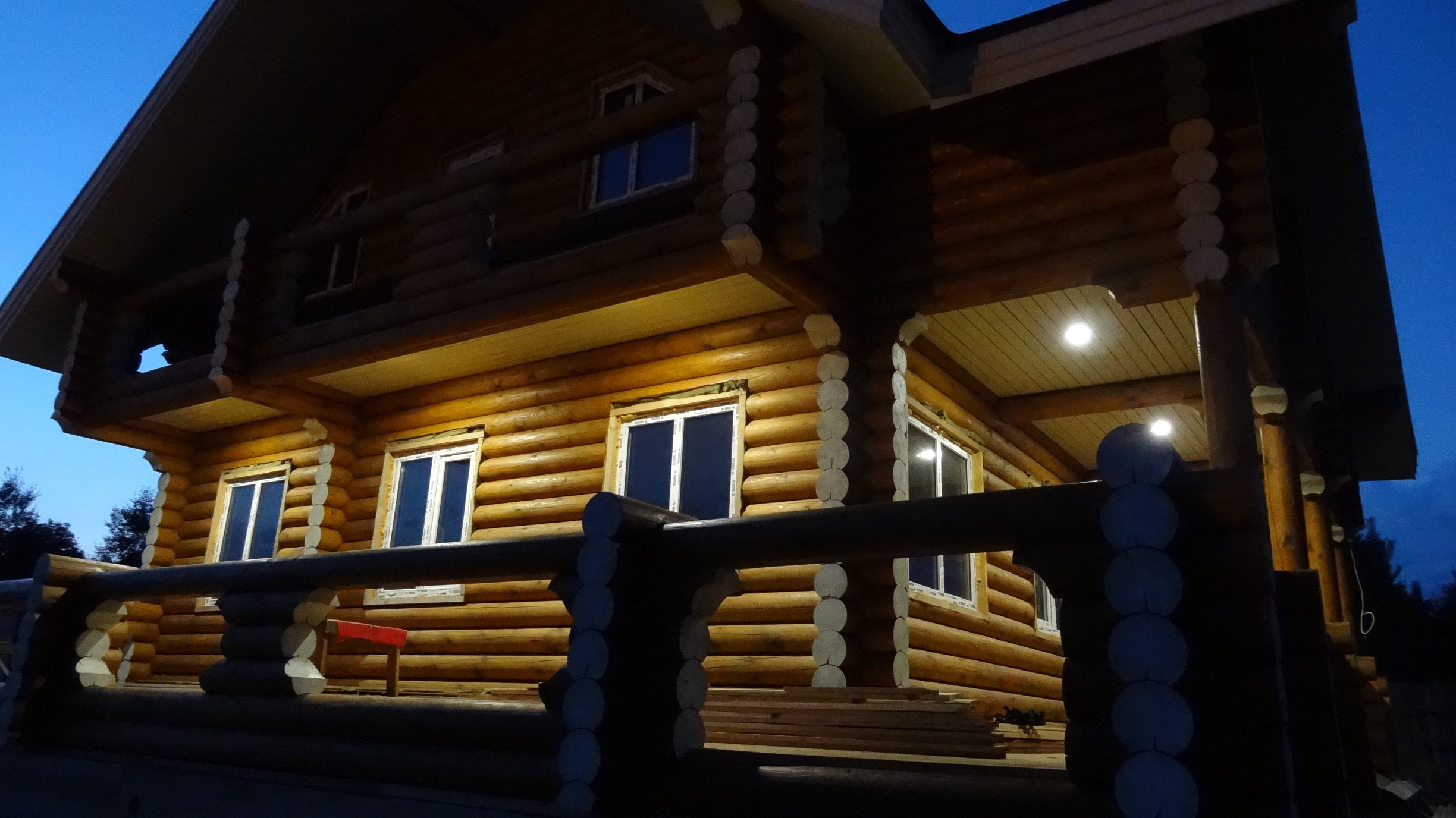 Подсветка террасы бревенчатого дома