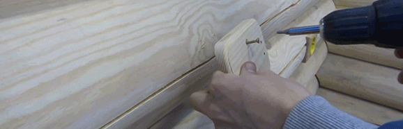Подготовка монтаж розеток и выключателей и накладка их на бревне