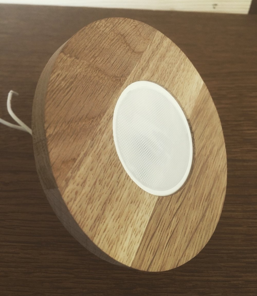 Точечный светильник с деревянной рамкой. 