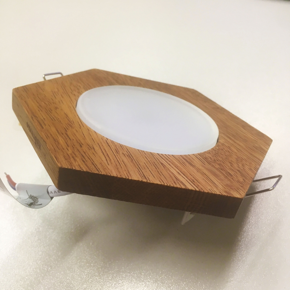 Точечный светильник формата GX53 в оформлении деревянной рамки.