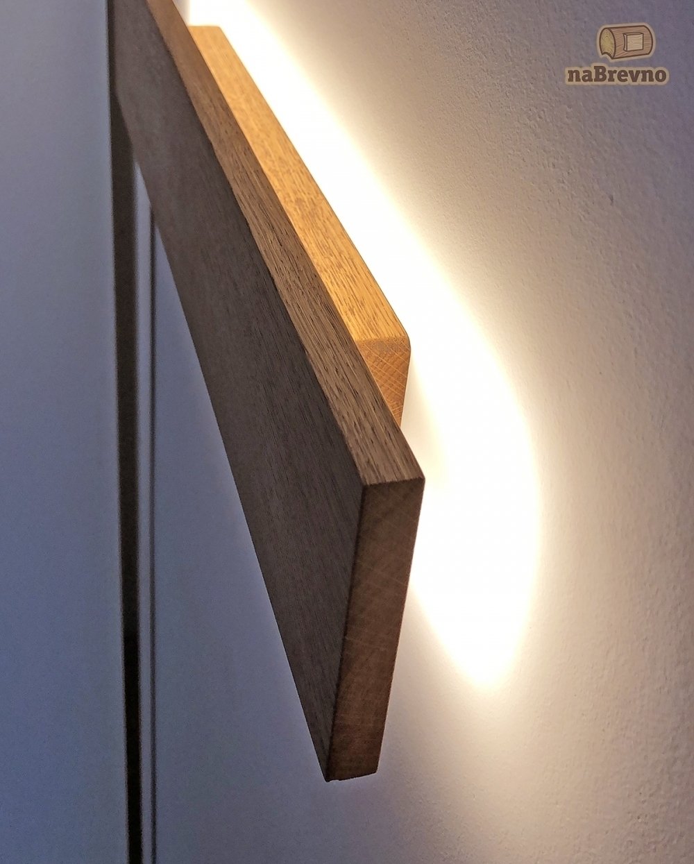 Настенный прямоугольный светильник из дерева.