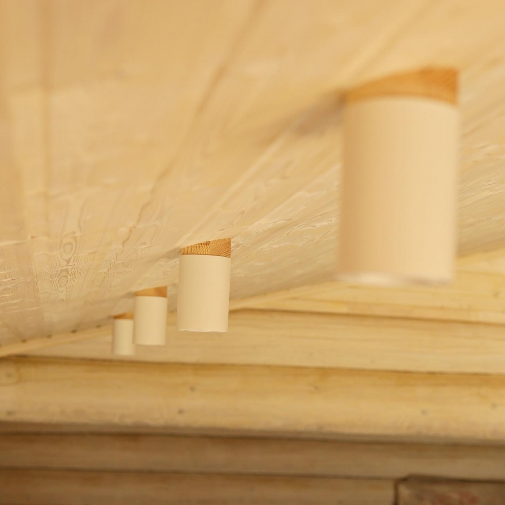 Скошенные накладки для точечных накладных светильников, потолок с наклоном 15°.