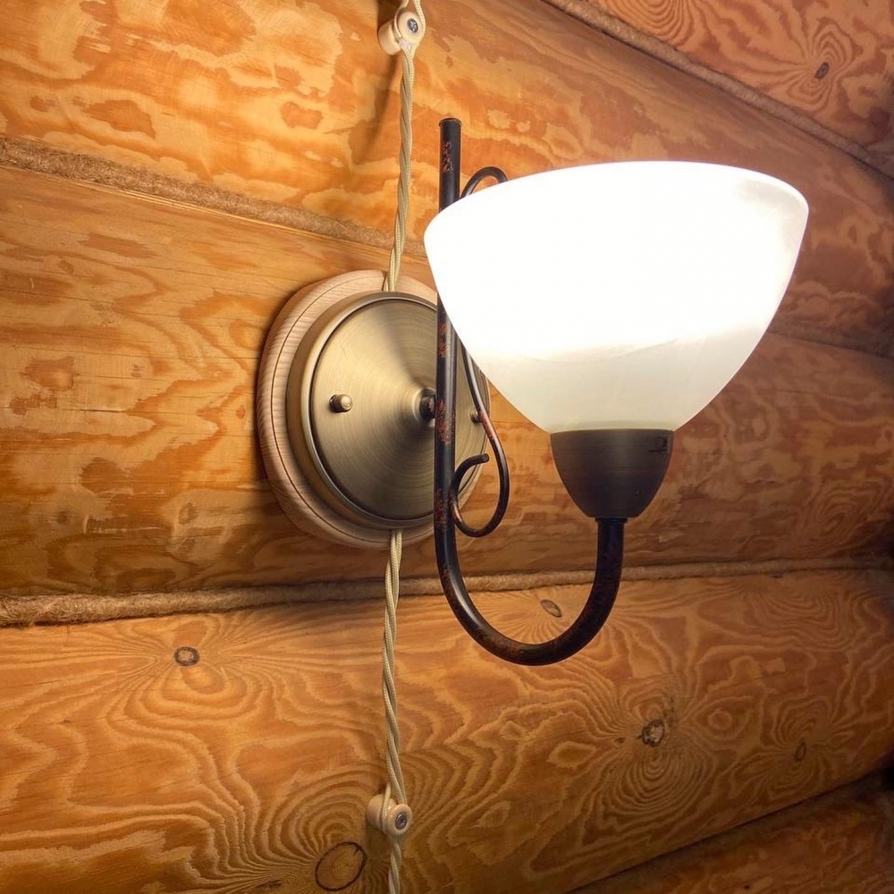 Настенный светильник в бревенчатом доме, используем накладки на бревно. 