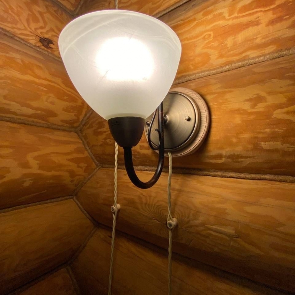 Настенный светильник в бревенчатом доме, используем накладки на бревно. 